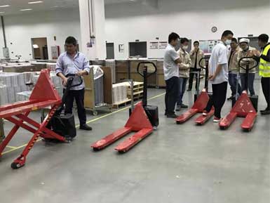 電動(dòng)高升程搬運(yùn)車交付使用，感謝廠家羅總親自跟客戶講解操作方法！